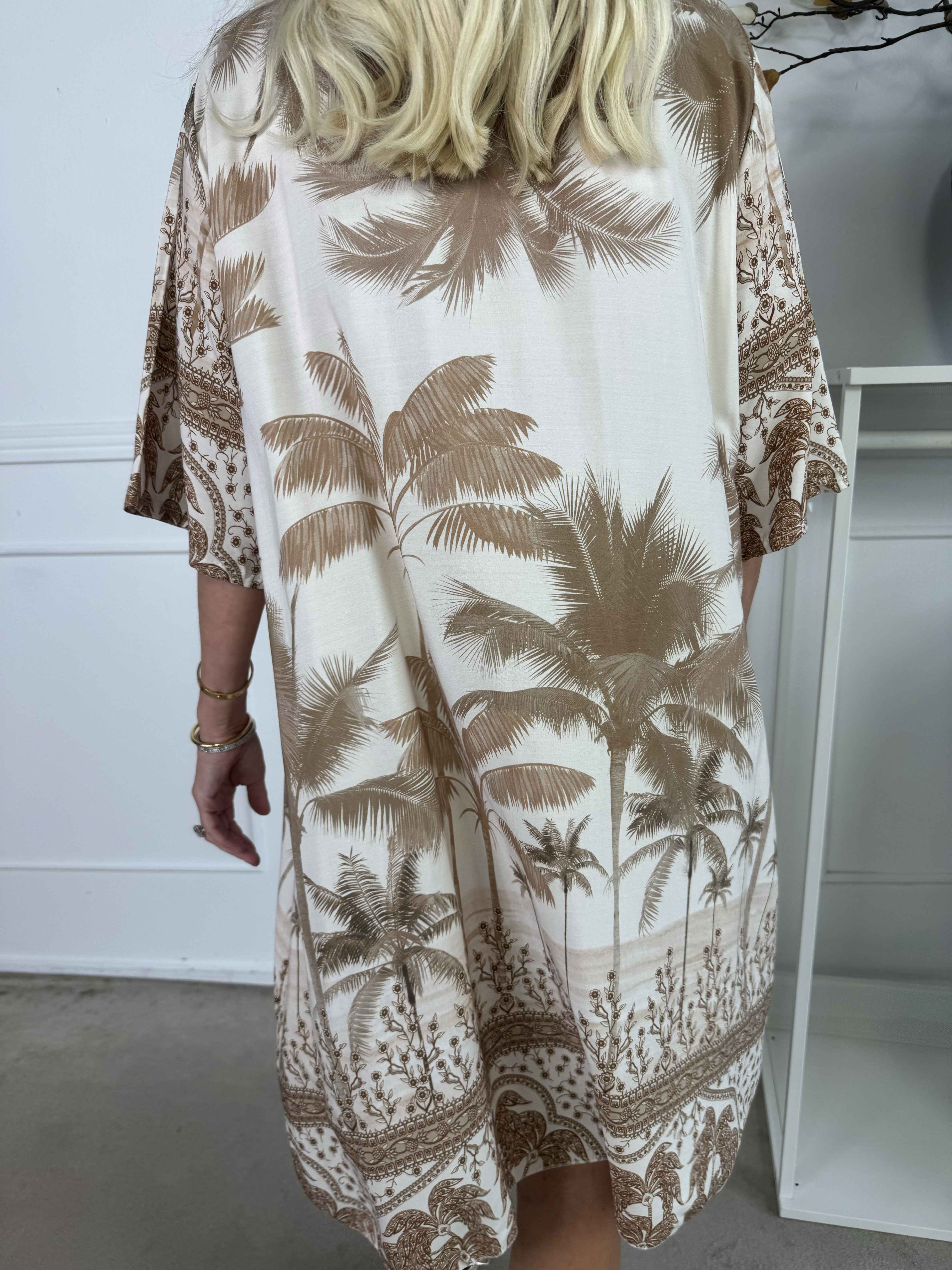 Julia - Sommerkjole med palmer og mønster